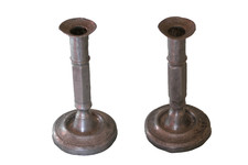Paire de bougeoirs en étain