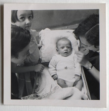 Nourrisson landeau, entouré soeur frère, vue haut - Photo vintage snapshot