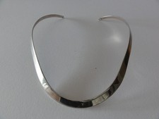 Magnifique Collier torque ras