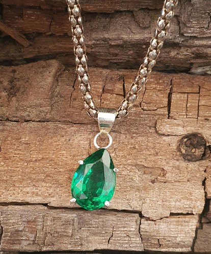 Collier pendentif émeraude