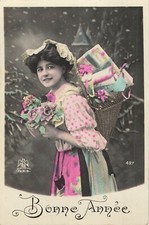 CP BONNE ANNEE FEMME COIFFE HOTTE JOUETS SUR DOS AVEC ROSES