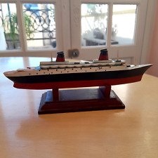 paquebot France petite maquette en bois, longueur: 16 cm .