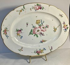 Beau plat oblong en porcelaine de Paris, dents de loups et roses. Louis XVI.