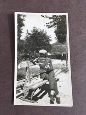Ancienne petite photo / Homme lisant / Sur un banc / Jardin