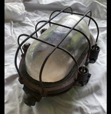 Ancienne lampe hublot oval en fonte et verre, deco loft atelier usine industriel