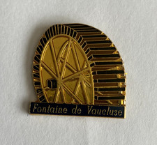 63 - Pin's FONTAINE DE VAUCLUSE 84  ROUE A EAU DU MOULIN A PAPIER  S/ LA SORGUE