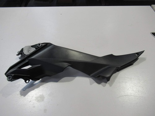 Plastique sous selle gauche