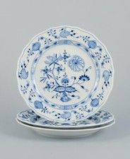 Meissen, Germany. Trois assiettes à dîner en porcelaine motif oignon bleu.