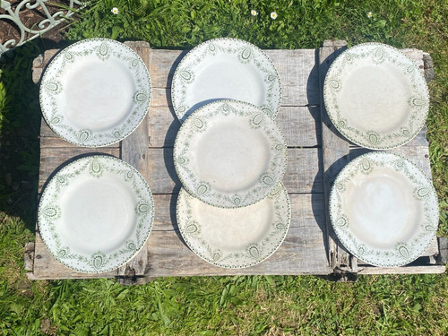 Lot 7 assiettes à - -,
