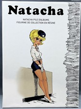 Natacha Hôtesse de l'Air "Pile d'Albums" - Statuette Résine 22cm - Collectoys
