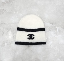 CHANEL Bonnet avec logo CC