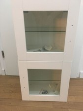Caisson vitré IKEA avec étagère verre