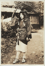 Japon, Femme portant du bois, Tirage vintage, ca.1900 Tirage vintage tirage d&