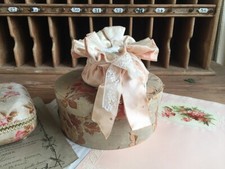 bourse ancienne tissu rose dentelle pochette sac boite shabby noeud