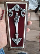 cadre religieux sur velours rouge,la vierge A L'enfant  Étain Ébène De Macassar 