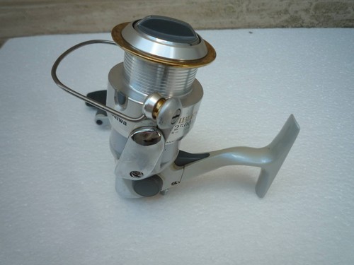 Daiwa emblem x2500ia - emblem,