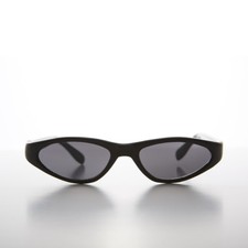 Noir Edgy Petit Chat Eye 90s