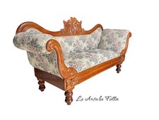 Canapé ancien de style florentin avec sculptures et revêtement floral