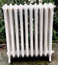 Radiateur ancien sur pieds a huit lames fleuries en fonte de fer XX siècle