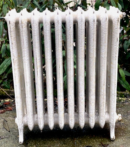 Radiateur ancien sur pieds - , a