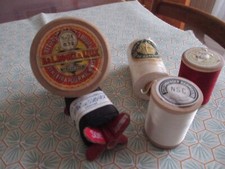 5 anciennes bobines de fil en bois et carton 