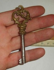 Jolie clé GM ancienne de Meuble, porte d'armoire, bibliothèque, etc...Bronze/fer