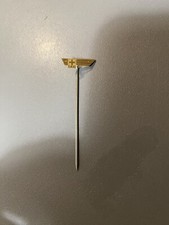 Épingle à chapeau ou cravate Huguenin le locle la poste, PTT vintage doré