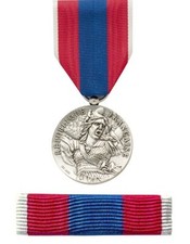 LOT MEDAILLE ET DIXMUDE DE LA DEFENSE NATIONALE ARGENT DEFNAT NEUVE EN ECRIN