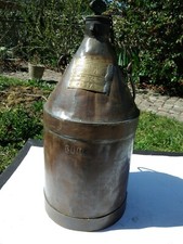 Ancien bidon à huile SNCF PLM en fer oxydé et cabossé avec plaque dépôt.