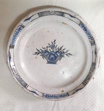 PLAT CUL NOIR EN FAIENCE DE ROUEN FORGES LES EAUX