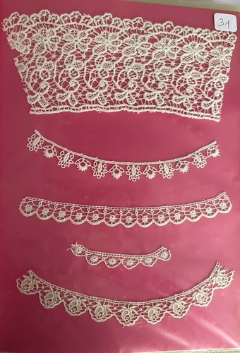 Dentelle ancienne sur carton - dentelle,