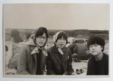 Pique nique, groupe jeunes femmes, fichu cheveux - Photo vintage snapshot, Japon