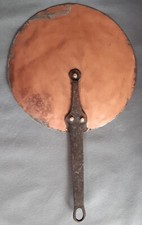 Ancien couvercle en cuivre étamé et fer forgé, diamètre 26cm.