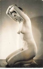 NU INTEGRAL #FG53060 JEUNE FEMME EUROPEENNE NUE SEINS NUS ASSISE CARTE PHOTO