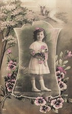 CP CADRE PETITE FILLE ELEGANTE ROSES FLEURS - PENSEES ARBRE ILLUSTRES - 22375