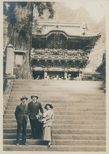 Japon, Visiteurs européens sur les escaliers d un temple, ca.1920, Vintage silve