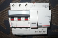 DISJONCTEUR 408062 DIFFERENTIEL 410474 LEGRAND TRIPHASE 32A 300mA AC, COURBE D