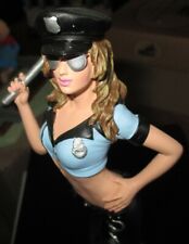 Peter Mook - Sculpture, PIN UP sexy, agent de Police USA - Comme neuve-23 cm