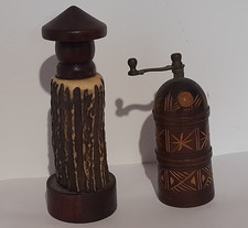 lot de 2 anciens moulins à poivre corne et bois sculpté