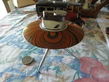 Briquet de table OVNI de l’ère atomique.
