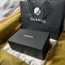Boite CHANEL Matt 30x19x11.50  avec un sac shopping 43x33x16