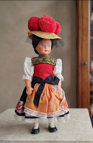 Ancienne poupée folklorique