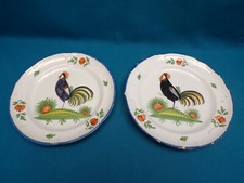 PAIRE D'ASSIETTES AU COQ NOIR