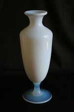 Grand vase en opaline blanche