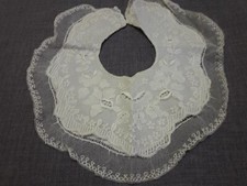 Bavoir ancien brodé sur tulle