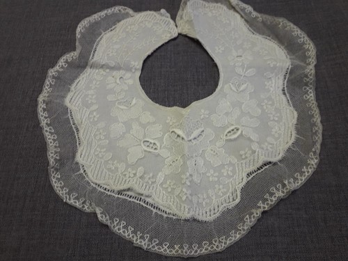Bavoir ancien brodé sur tulle