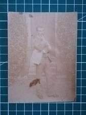 GG130 Photo circa 1890 TBE 11x8 cm portrait en pied homme devant porte maison