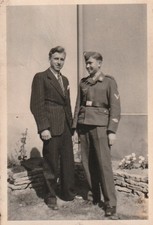 Photo Soldat allemand WW2 Luftwaffe avec insigne de manche & civil - 6190
