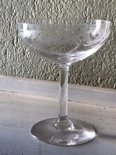 ST LOUIS ? TRÈS BELLE COUPE A CHAMPAGNE FINEMENT CISELÉE CLEO ?