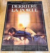 Derriere porte affiche - derriere,